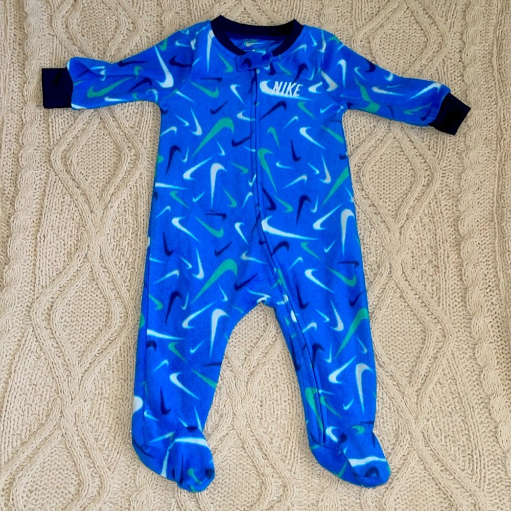 Nike Size 6 months onesie. Excellent condition.